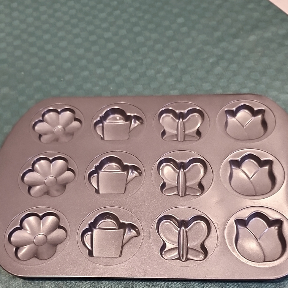 Wilton Mini Cake Molds with 4 shapes for Cakes, Cookies, Muffins or Chocolate